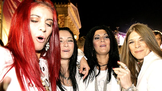 Las Ketchup aus Spanien in Party-Laune © NDR Foto: Rolf Klatt