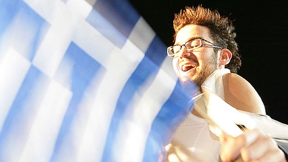 Anžej Dežan schwenkt die griechische Flagge © NDR Foto: Rolf Klatt