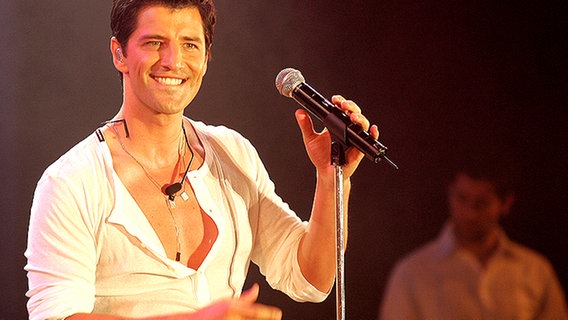 Sänger Sakis Rouvas lächelt © Ert 