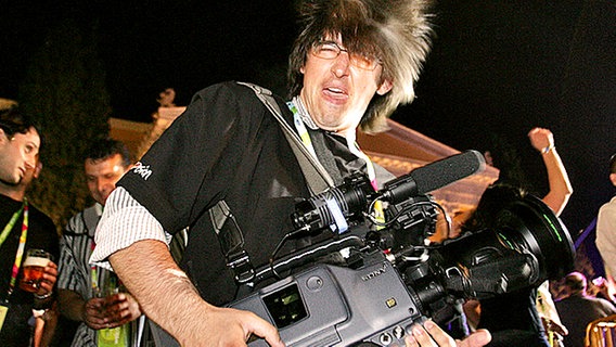 Ein Kameramann feiert kräftig mit © NDR Foto: Rolf Klatt