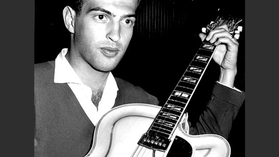 Wyn Hoop in Haus Vaterland in Hamburg 1959. Der Sänger vertrat 1969 Deutschland beim Finale des Eurovision Song Contest in London und wurde vierter. © Wyn Hoop 