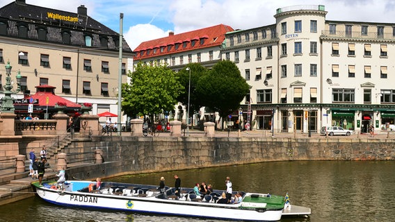 Ein Schiff legt in Göteborg am Anleger an  Foto: Andreas Engelhardt