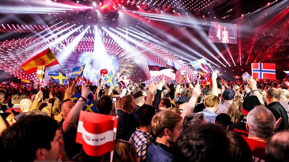 Fans mit Fähnchen in der Wiener Stadthalle beim 2. Halbfinale des ESC © EBU/Elena Volotova 