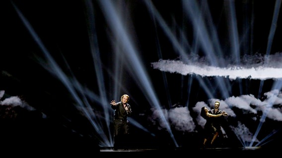 Engelbert Humperdinck auf der Bühne der Christal Hall. Hinter ihm tanzt ein Paar. © NDR Foto: Rolf Klatt