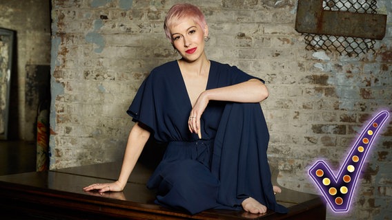 SuRie ist Großbritanniens Teilnehmerin beim Eurovision Song Contest. © BBC 