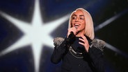 Bilal Hassani vertritt Frankreich beim Eurovision Song Contest 2019. © picture alliance/Franck Dubray/MAXPPP/dpa 