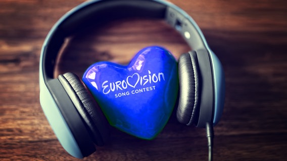 Kopfhörer umschließt ein Herz mit dem Logo "Eurovision Song Contest" © fotolia.com Foto: BrianJackson