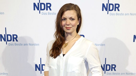Kathrin Ingendhoh steht vor einer Wand mit NDR-Logos. © picture alliance/Geisler-Fotopress 