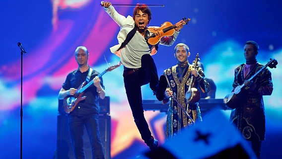 Alexander Rybak springt mit seiner Geige auf die ESC Bühne. © Picture Alliance/dpa Foto: Jörg Carstensen