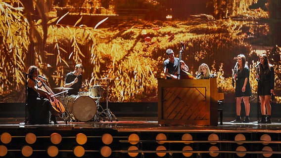 Die irische Kandidatin Molly Sterling (am Klavier) mit ihrer Band bei der Probe für das zweite Halbfinale auf der ESC-Bühne in Wien. © EBU Foto: Elena Volotova