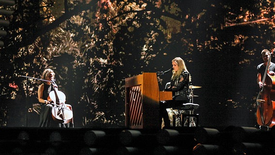 Die irische Kandidatin Molly Sterling (am Klavier) probt mit ihrer Band für das zweite Halbfinale auf der ESC-Bühne in Wien. © EBU Foto: Elena Volotova