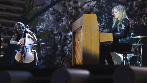 Die irische Kandidatin Molly Sterling (am Klavier) probt mit ihrer Band für das zweite Halbfinale auf der ESC-Bühne in Wien. © EBU Foto: Andres Putting