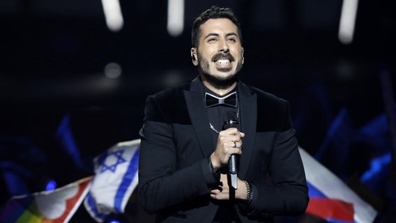 Für Israel steht Kobi Marimi mit "Home" auf der ESC-Bühne. © picture alliance Foto: Sebastian Scheiner