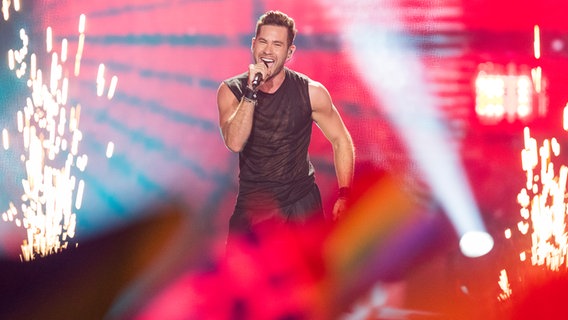 Imri Ziv auf der ESC Bühne beim Finale in Kiew. © NDR Foto: Rolf Klatt