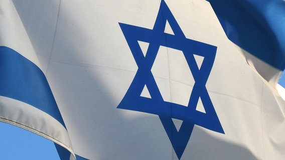 Eine israelische Flagge weht im Wind. © picture alliance Foto: Winfried Rothermel