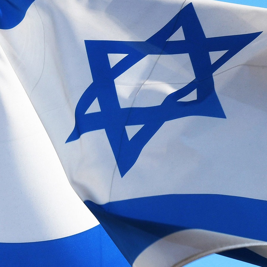 Eine israelische Flagge weht im Wind. © picture alliance Foto: Winfried Rothermel