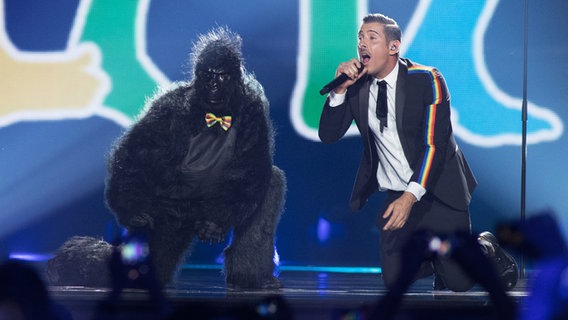 Francesco Gabbani auf der ESC-Bühne in Kiew. © NDR / Rolf Klatt Foto: Rolf Klatt