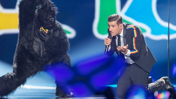 Francesco Gabbani auf der ESC-Bühne in Kiew. © NDR / Rolf Klatt Foto: Rolf Klatt