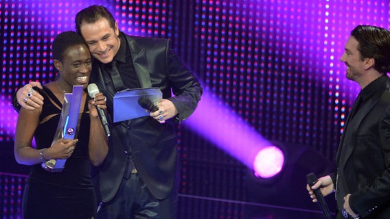 Ivy Quainoo (l.) bekommt im Jahr 2013 den Musikpreis Echo. © dpa Foto: Britta Pedersen