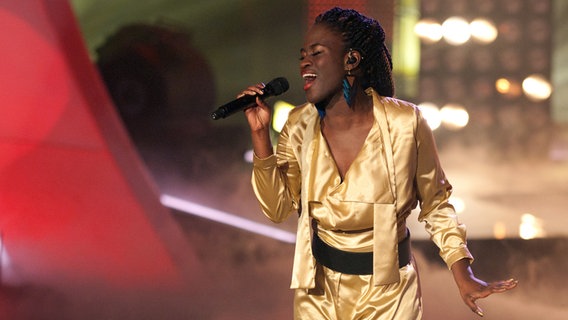 Die Kandidatin Ivy Quainoo steht im Finale der Castingshow "The Voice of Germany" am Freitag (10.02.2012) in Berlin auf der Bühne. © dpa Foto: Jörg Carstensen