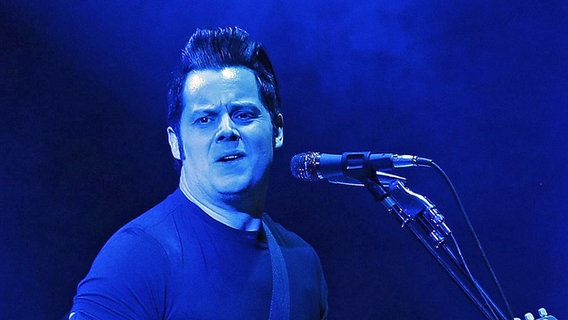 Jack White bei einem Konzert in Santiago de Chile 2015. © picture alliance/Felipe Trueba/EFE/dpa 