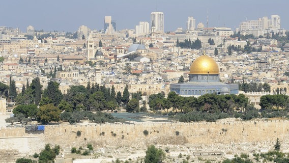 Blick über den Felsendom und die Altstadt Jerusalems © picture alliance / dpa Foto: Bernd Weissbrod
