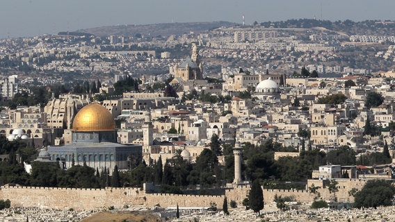 Blick über den Felsendom und die Altstadt Jerusalems © dpa Foto: Roland Holschneider
