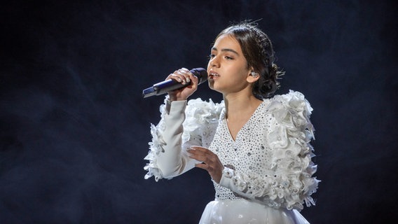 Sona Azizova aus Aserbaidschan bei ihrer ersten Probe beim Junior ESC 2021. © EBU Foto: Andres Putting