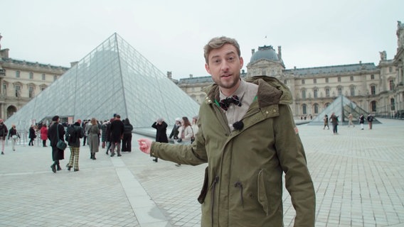 Moderator Consi vor dem Louvre in Paris. © NDR Foto: Screenshot