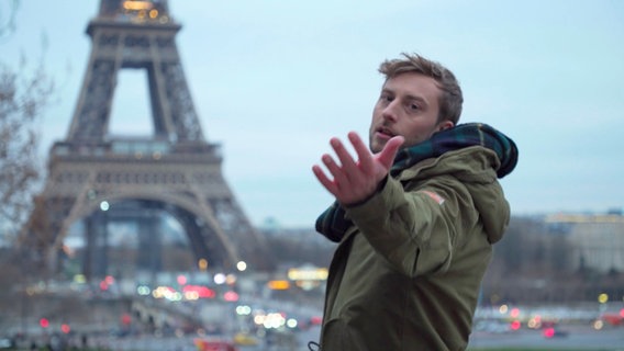 Consi tanzt vor dem Eiffelturm in Paris. © NDR Foto: Screenshot