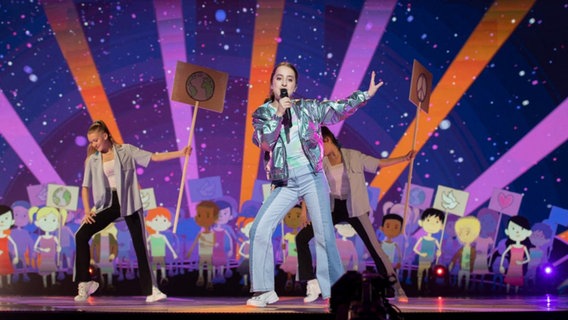 Deutschlands Kandidatin Pauline und ihre Tänzerinnen Marah und Angelina bei der ersten Probe zum Junior ESC 2021 in Paris. © EBU Foto: Andres Putting