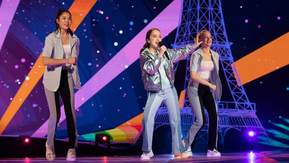 Deutschlands Kandidatin Pauline und ihre Tänzerinnen Marah und Angelina bei der ersten Probe zum Junior ESC 2021 in Paris. © EBU Foto: Andres Putting