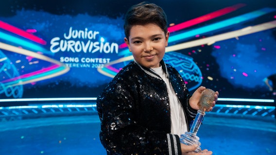 Lissandro aus Frankreich mit dem Pokal des Junior ESC 2022 in Jerewan. © EBU Foto: Corinne Cumming