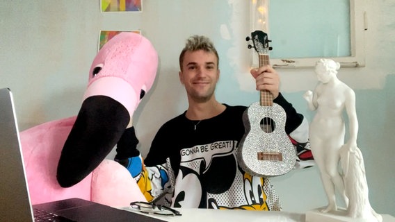 Deutschlands ESC-Künstler Jendrik mit einem Flamingo und einer Ukulele in seinem Zimmer. © Jendrik Sigwart Foto: Screenshot