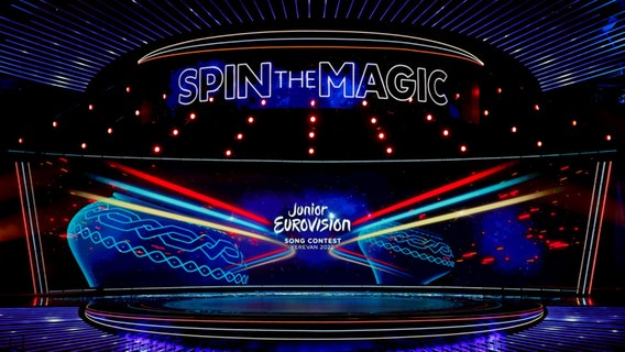 Die Bühne des Junior ESC 2022 mit dem Motto "Spin The Magic". © EBU/AMPTV Foto: EBU/AMPTV