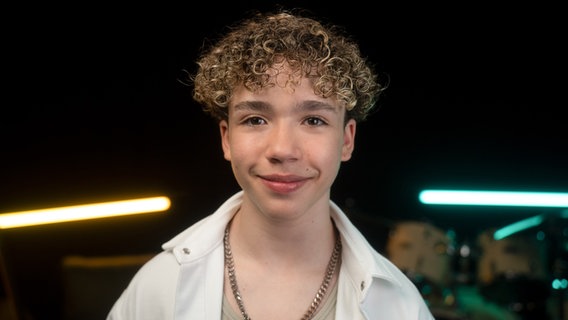 Der 14-jährige Sänger Adriano. © NDR Foto: Emma Wedemeyer