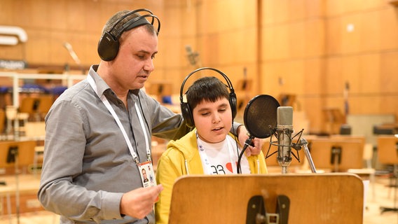 Ivan Stoyanov (r.), Teilnehmer beim Junior ESC 2015 für Bulgarien, bei Aufnahmen für den Titelsong der Show. © Junior Eurovision Song Contest 