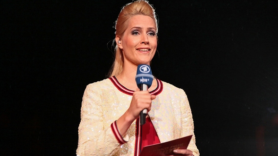 Moderatorin Judith Rakers auf der Reeperbahn Hamburg zur Grand Prix Feier des Eurovision Song Contest 2012 © NDR Foto: Andreas Kluge