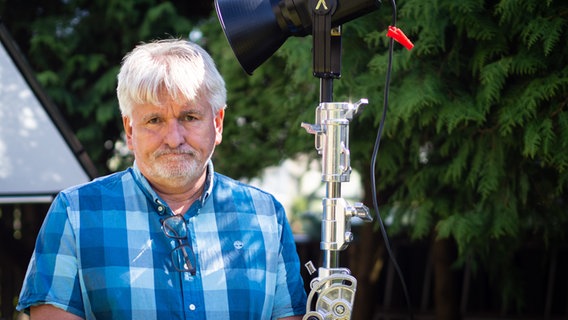 Jürgen Werwinski schaut traurig in die Kamera. © NDR Foto: Margarita Ilieva
