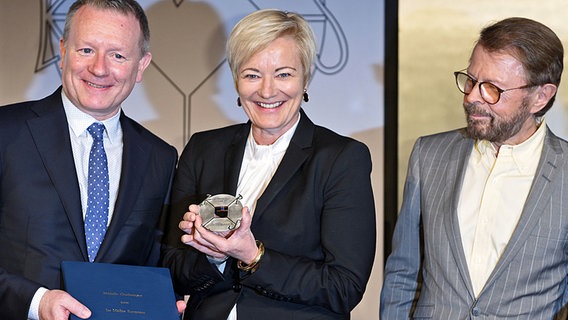 Der Supervisor der European Broadcasting Union, Jan-Ola-Sand, die Generaldirektorin der European Broadcasting Union, Ingrid Deltenre und der Musiker Björn Ulvaeus (Abba, l-r) posieren am 28.04.2016 in Aachen (Nordrhein-Westfalen) bei der Verleihung der Karlsmedaille an den Eurovision Song Contest mit dem Preis. © dpa-Bildfunk Foto: Henning Kaiser