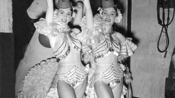 Die Kessler-Zwillinge Alice und Ellen in ihren Lido-Showkostümen in den 50-er Jahren in Paris. © picture-alliance/ dpa Foto: UPI