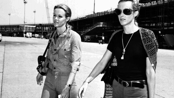 Alice und Ellen Kessler 1971 auf dem Flughafen in Rom. © dpa - Report Foto: ansa 53998