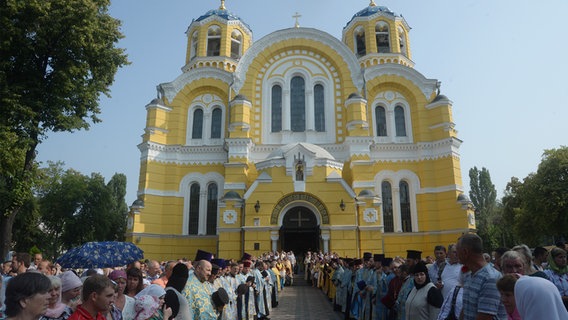 Teilnehmer einer Prozession vor der Ukrainischen Orthodoxen Kirche in Kiew © dpa 