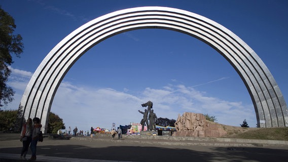 Das Denkmal der Völkerverständigung in der ukrainischen Hauptstadt Kiew © dpa 