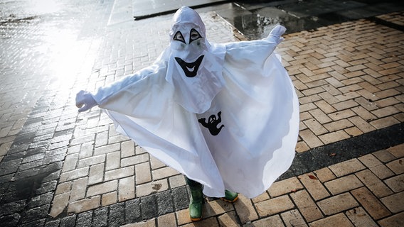 Ein als Geist verkleidetes Kind zu Halloween in der ukrainischen Hauptstadt Kiew © dpa 