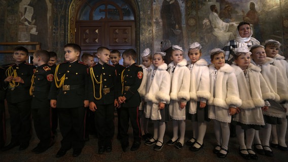 Jungs und Mädchen in der Kadetten-Schuluniform in der ukrainische Hauptstadt Kiew © dpa 