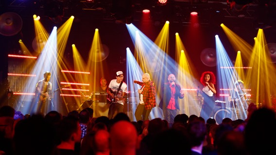 Die Mitglieder der Band Klangpoet stehen beim ESC-Clubkonzert auf der Bühne der Großen Freiheit 36 in Hamburg. © NDR Foto: Rolf Klatt