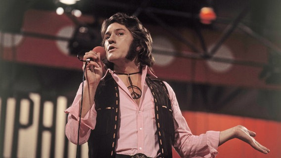 Der schwedische Sänger Tommy Körberg singt bei der ZDF-Hitparade im Jahr 1970. © picture-alliance/KPA 