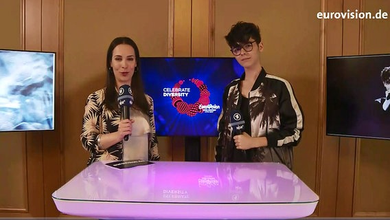 Alina Stiegler spricht in Kiew mit dem bulgarischen ESC-Kandidaten Kristian Kostov. © NDR 