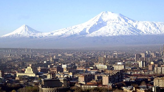 Armeniens Hauptstadt Eriwan, im Hintergrund der Berg Ararat. © TASS Foto: Melik Baghdasaryan